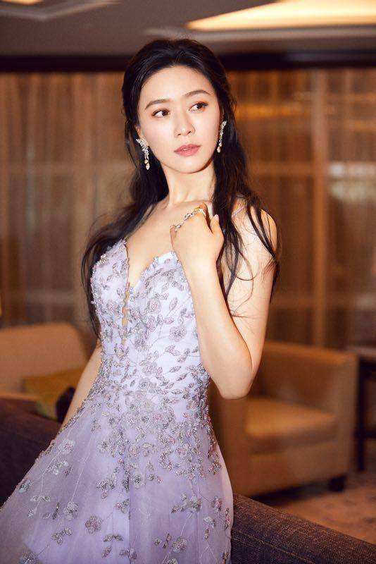 47岁田海蓉为扮美真舍得,穿真丝吊带裙戴"鸽子蛋",贵妇范十足_女人