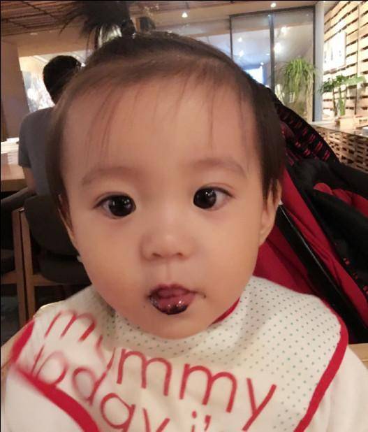 贾静雯晒女儿近照,咘咘变化大,弱视戴眼镜依然超萌超可爱_漂亮_眼睛