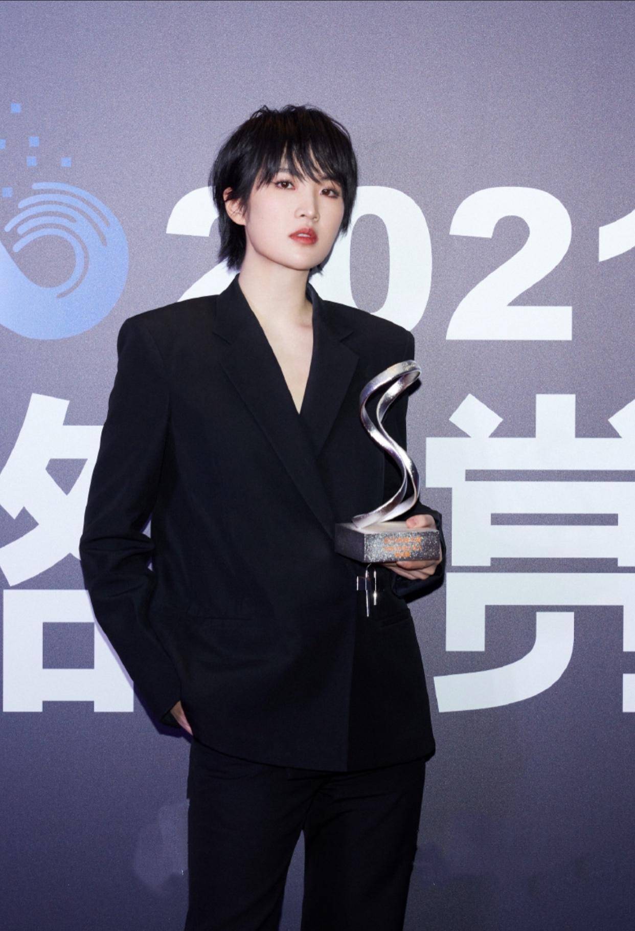 姚安娜风格大变差点认不出!气场"盖过"姐姐!