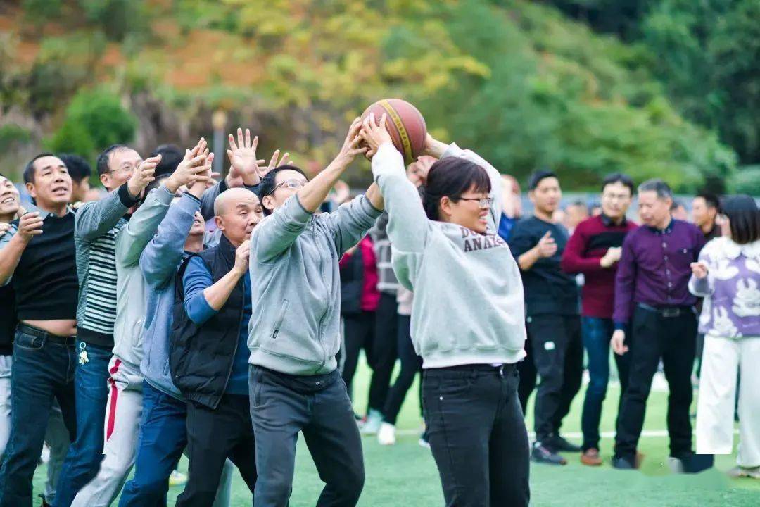 燃情冬日 趣享運動—大田六中舉行教職工趣味運動會_比賽_傳球_定點