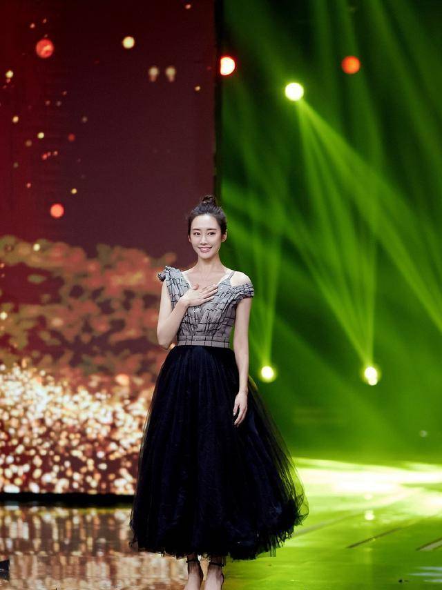 剧中她与赵丽颖,今穿粉色西装配复古卷发,甜美大气_黑色_李纯_显得