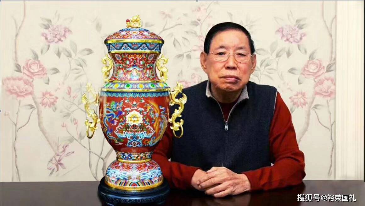 张同禄大师景泰蓝《盛世荣耀》珐琅尊 整体以故宫红为基色_高约_藏品