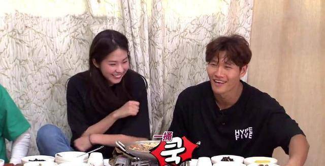 金钟国节目中又谈恋爱,整期都在照顾女嘉宾,刘在石跳舞意外受伤