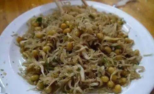 银鱼通体透明,无鳞无骨,味道鲜美,银鱼不但富含蛋白质,钙,磷,铁维生素