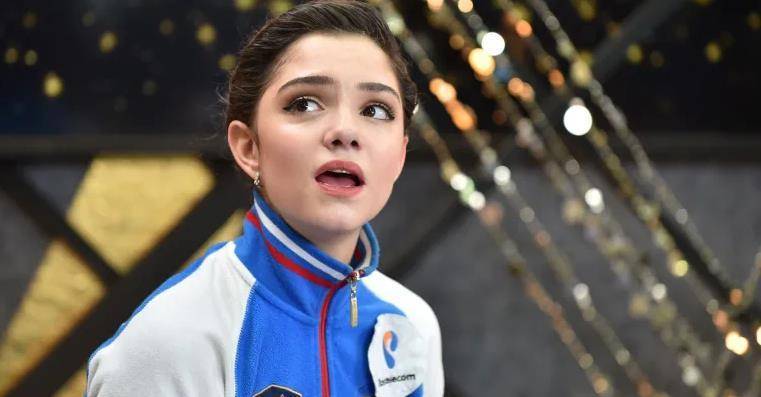 俄罗斯"冰上女王"梅德韦杰娃,晒23岁性感庆生照,退役后大变样_扎吉