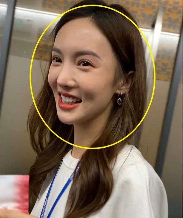 金晨扫楼怼脸生图公开,没有工作室帮她p图,30岁的脸没看错吧_姐姐