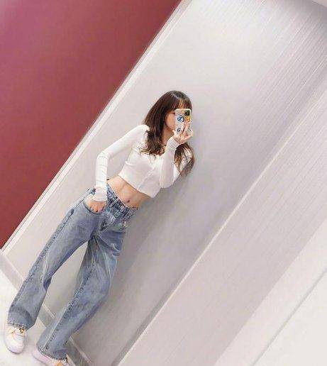 肚脐短裙和老爹裤的搭配,体现出休闲装的特点,无论是肚脐装还是老爹裤