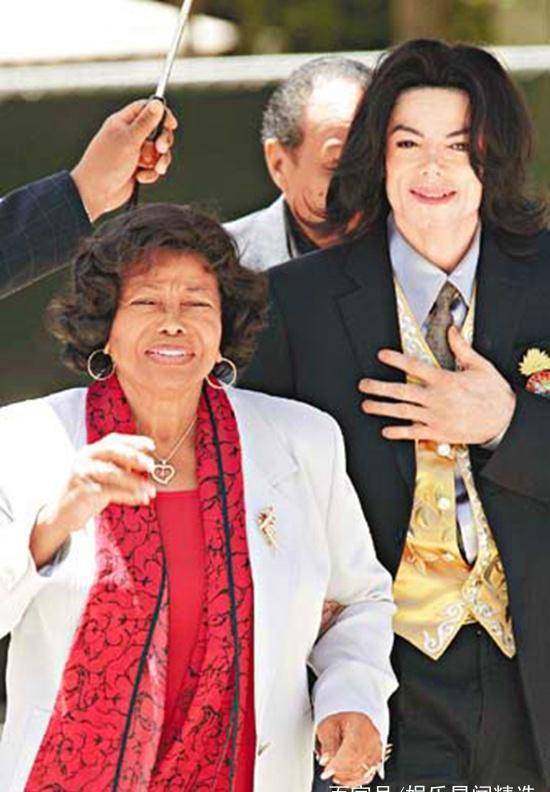 迈克尔杰克逊6岁加入乐队并非被父母逼迫?清唱令老师热泪盈眶!