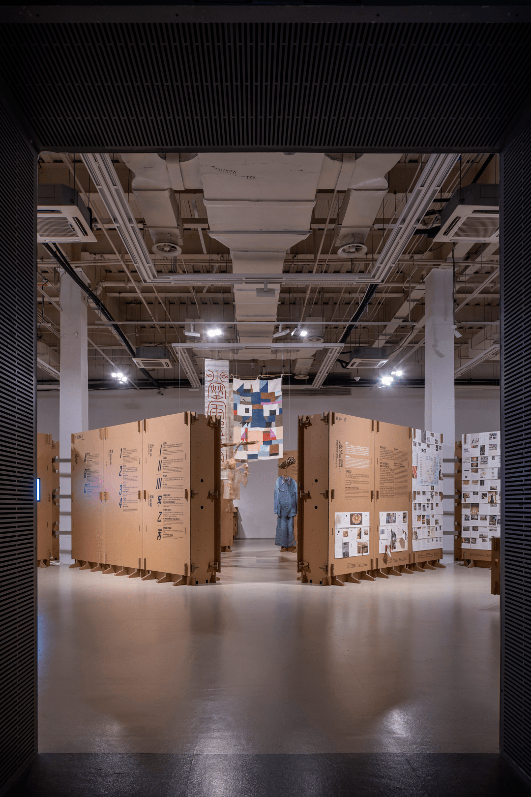 瓦楞纸板的榫卯组装,打造独特的展陈效果 / 罗宇杰