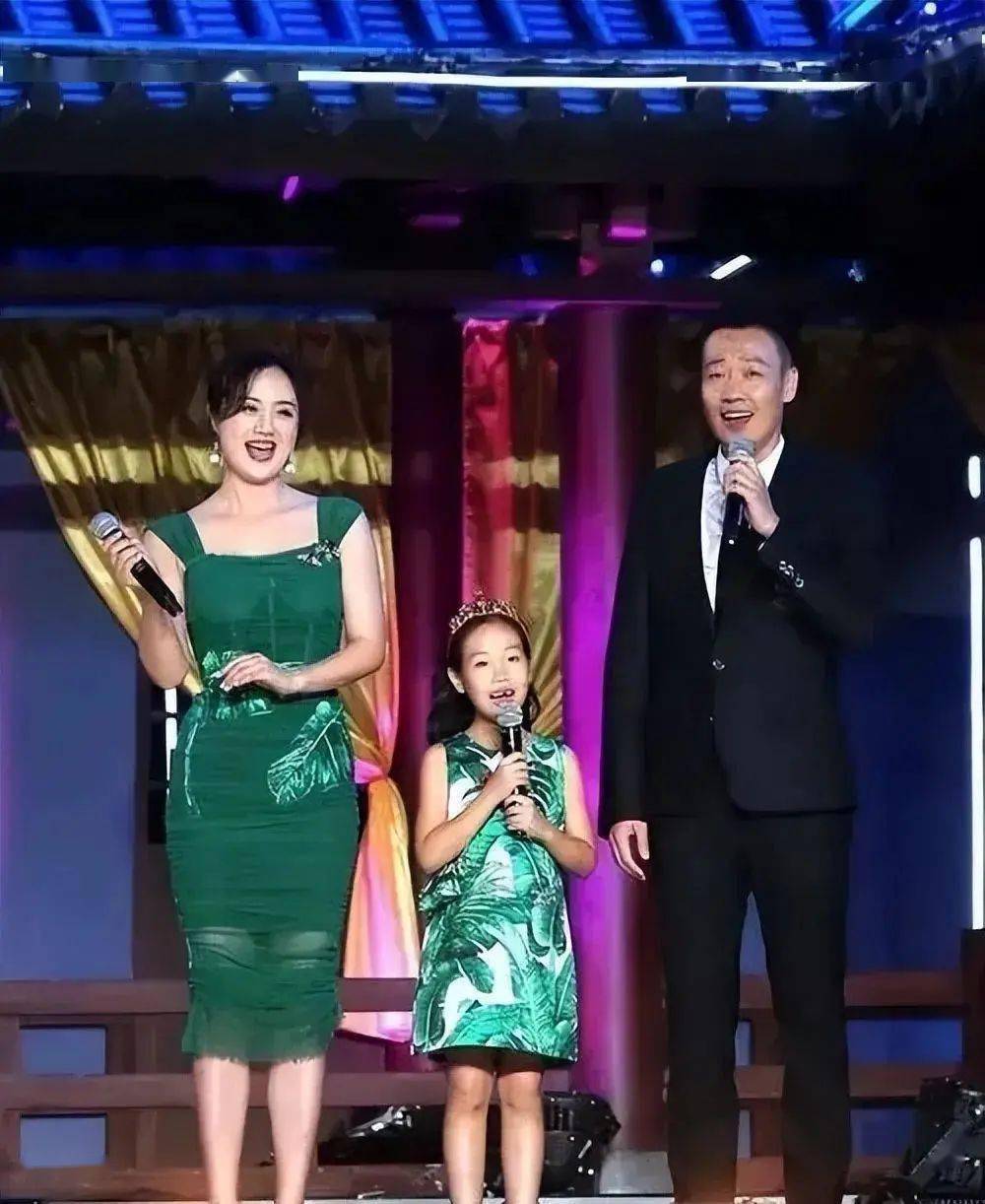 朱媛媛跟女儿穿亲子裙,一个妩媚迷人,一个纯真甜美!_身材_气质_黑色