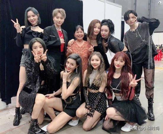 thenine舞台首秀,别只顾着看表演,小姐姐们的造型同