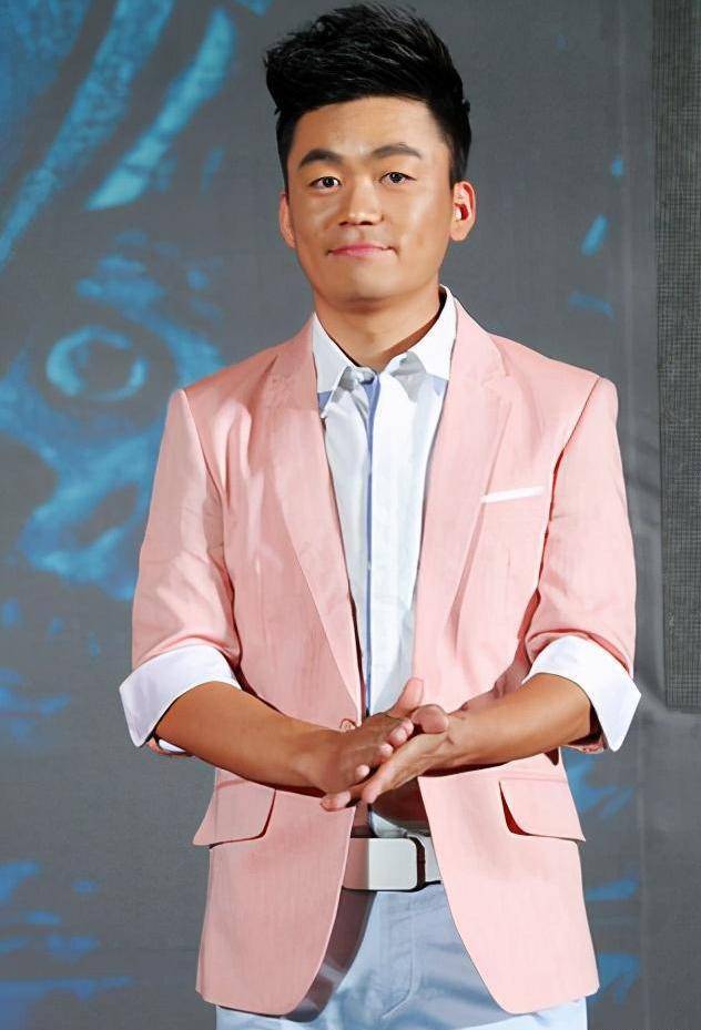 了装修的最新近况,从网友们上传的视频可以看出王宝强的爸爸也在现场