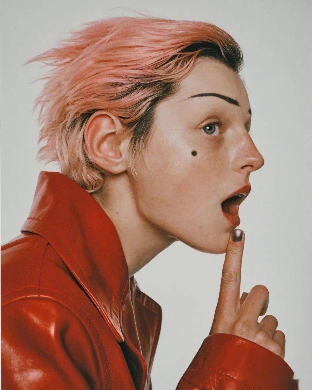 英国女星艾玛·科林全新杂志大片,金发雪肤气质雌雄莫辨_少年_热度