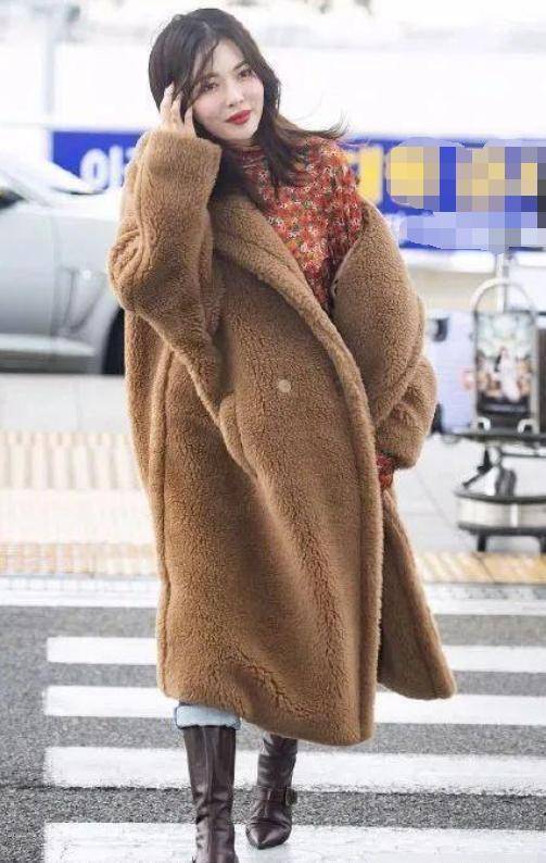 泫雅为了美真拼!大冬天"光腿"穿奶奶裙,美得不敢认!_整体_风格_棕色