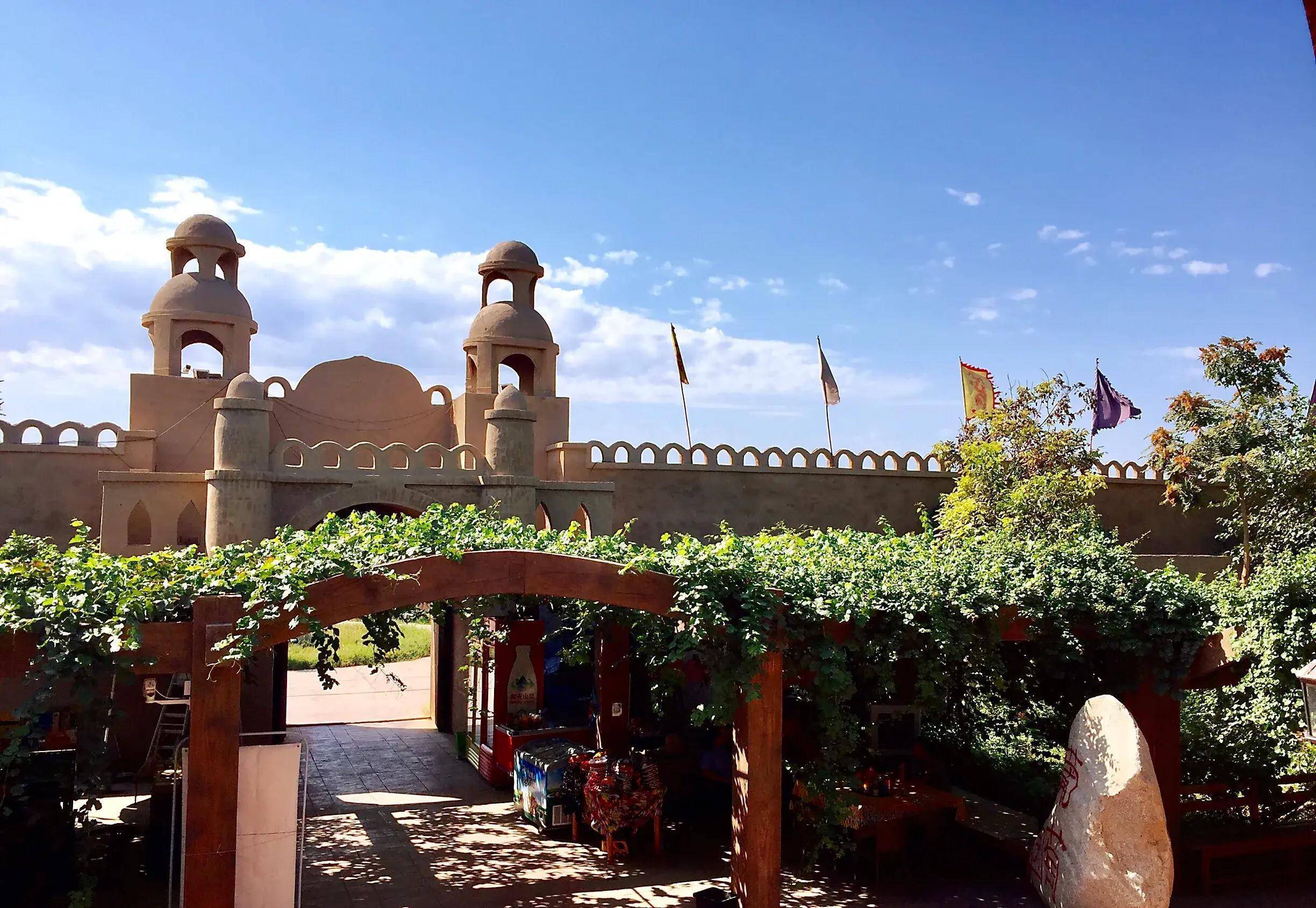 吐鲁番郡王府,伊斯兰式的建筑风格,精美的维吾尔民族工艺雕刻_苏公塔