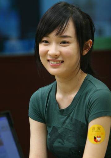 霍思燕深夜聚餐猛抽烟,40岁脸颊消瘦惹人忧,姿势老练毫不避讳_杜江