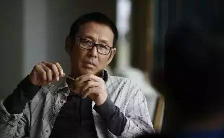 《唐山大地震》里,他是军人父亲王德清《建国大业》里,他是酷帅的国军