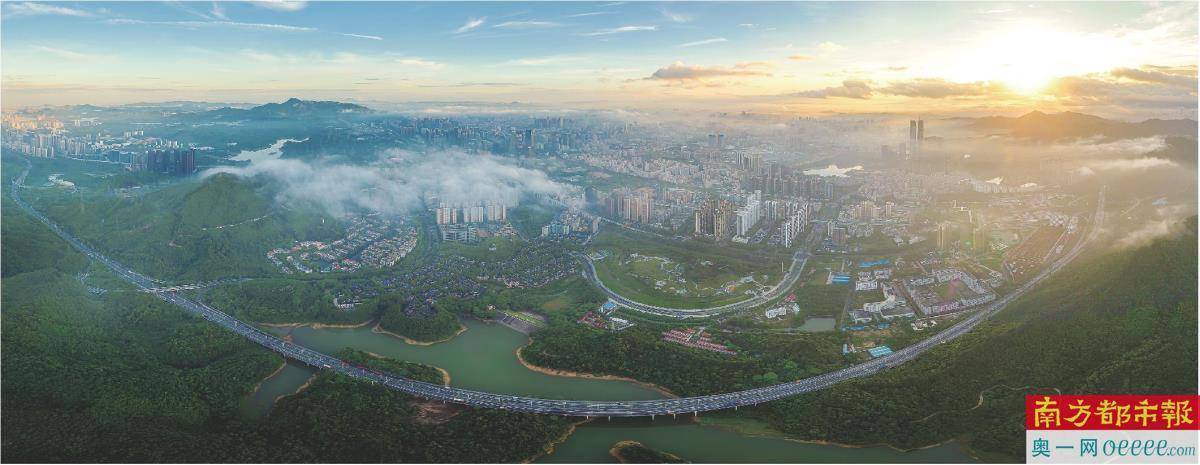 深圳北站,高铁飞驰;观澜河畔,鹭飞鱼游;九龙山数字城,高科技热浪扑面