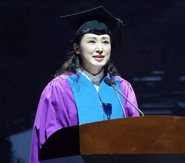 54岁"最美女书记"火了,浑身散发知性美,个人履历更是让人钦佩_姜虹