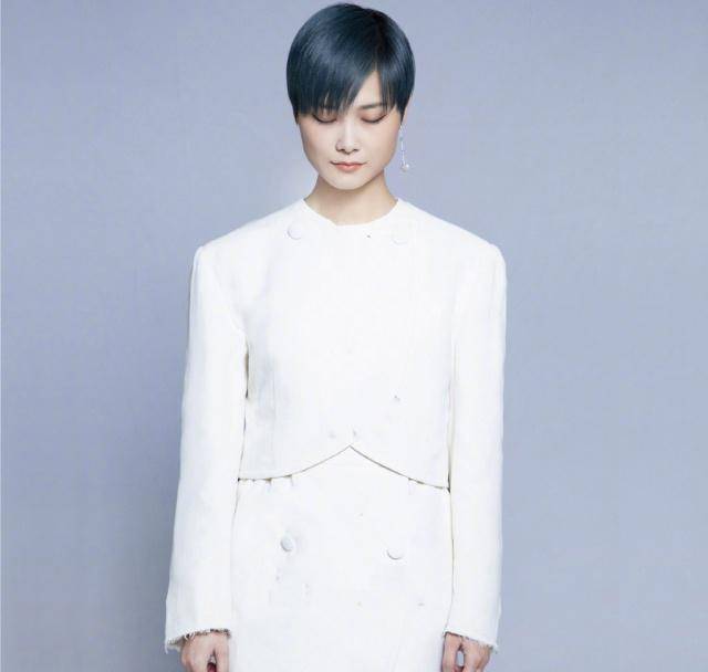 简单百搭还不挑脸型,最主要的是很符合李宇春这样的脸型和气质,染色了