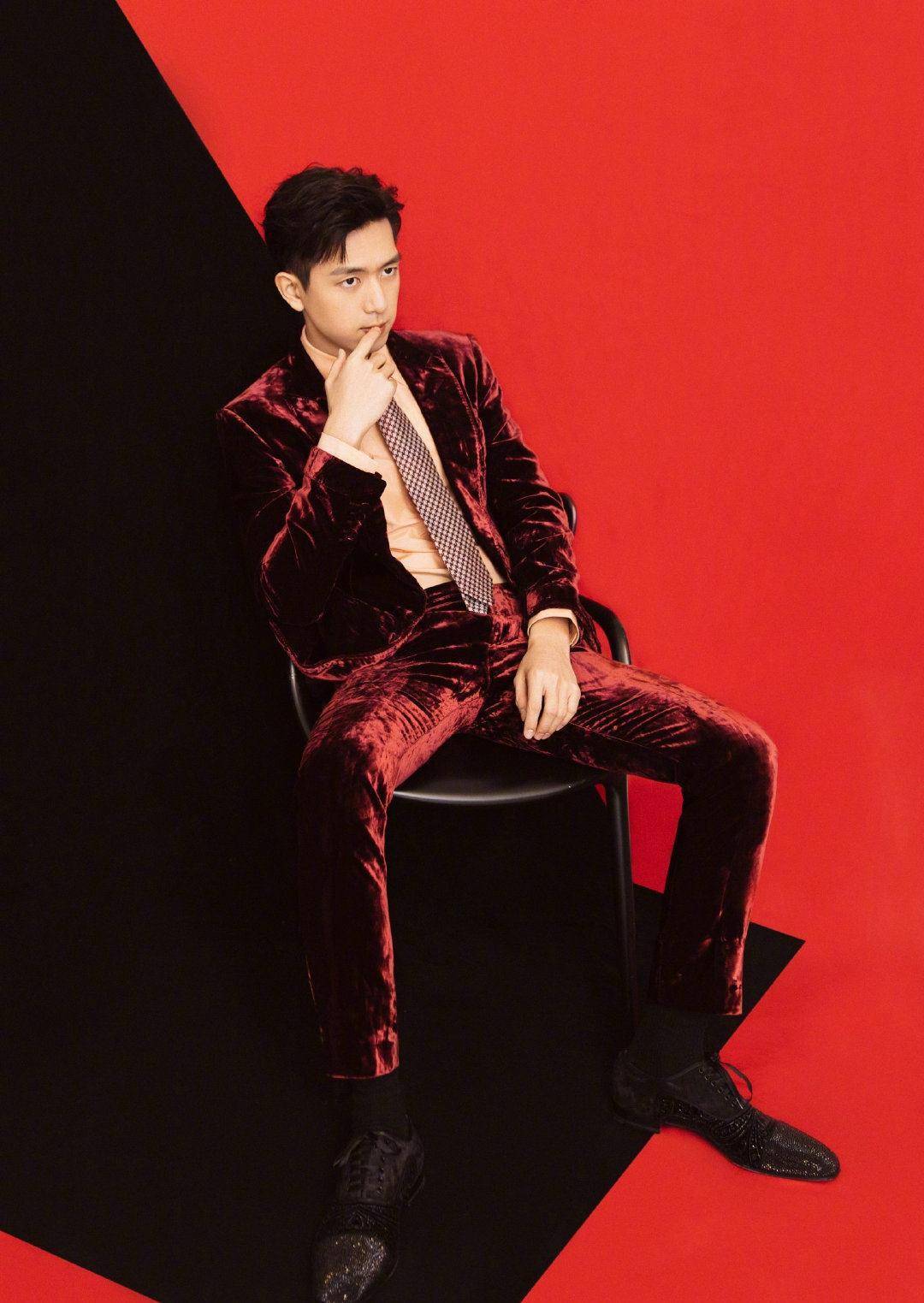 李现红丝绒西装亮相节目,尽显帅气绅士范,不过这脚挺大的_身材_男生