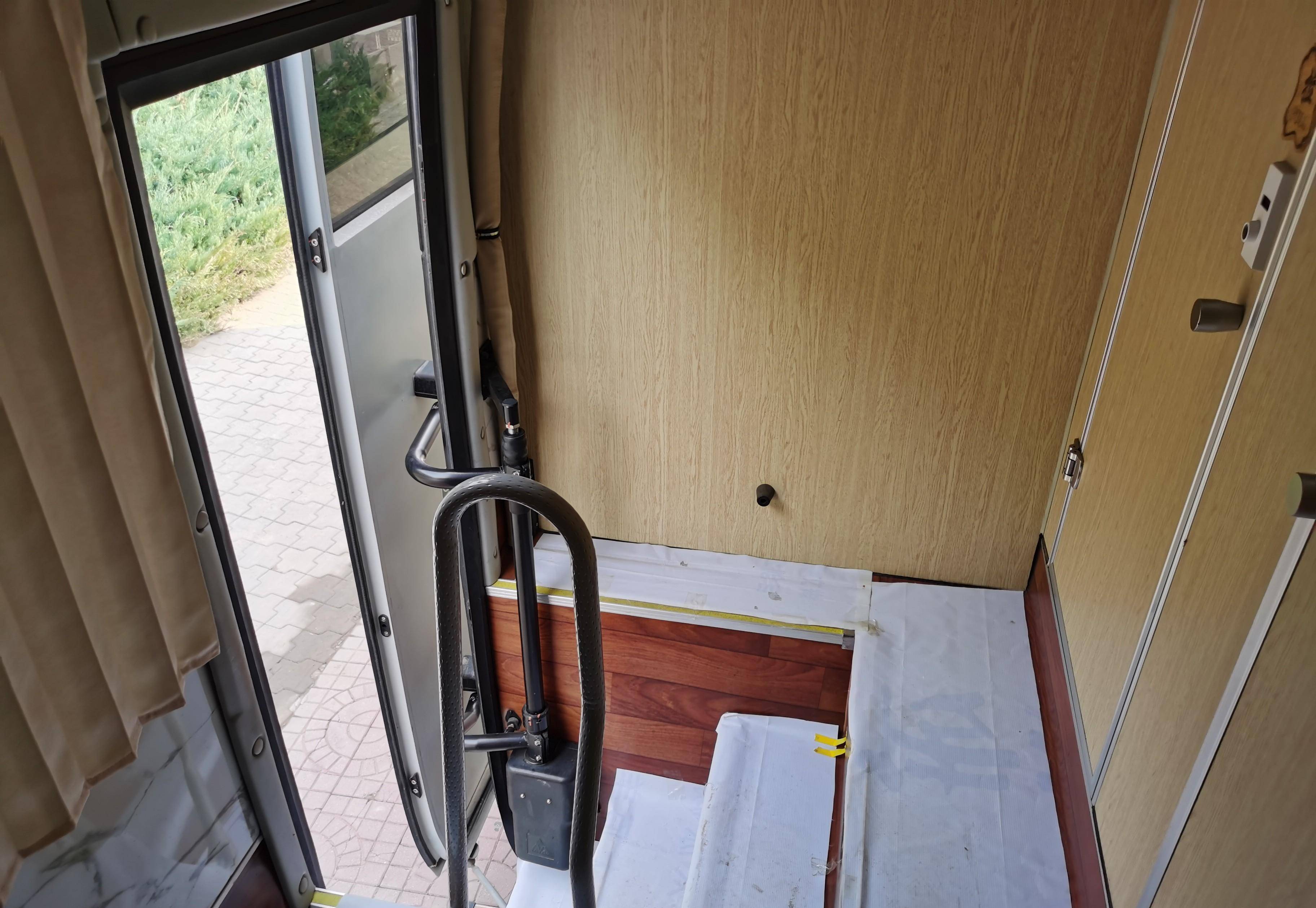 走进大巴一看,果然在中门与后门的上方的电子屏上分别显示着男厕所和