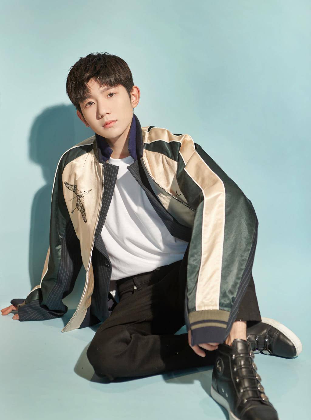 王源本人破梗了呗~他也不想被贴标签,一个男孩子就算再傻,也不想要