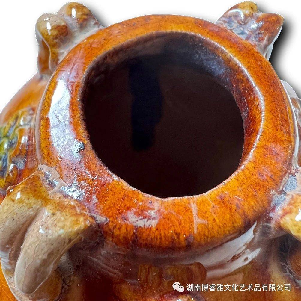 制作唐三彩,是先经过舂捣,淘洗等加工的白色粘土捏制成一定形状,再修