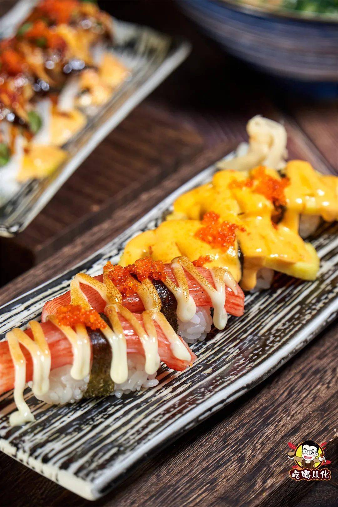 玉子寿司高温激发出别样风味咸中带甜,口感丰盈柔滑火炙后将蟹肉的