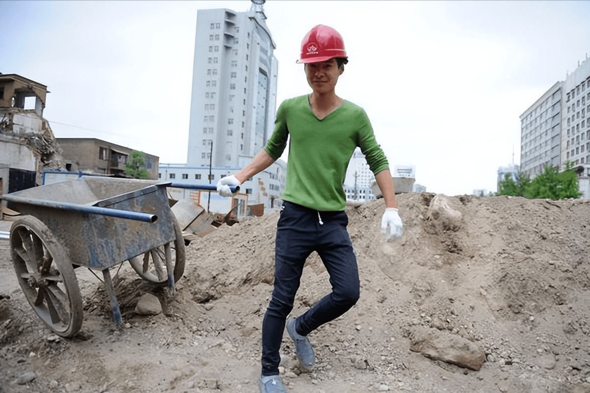 90后甘肃打工小伙:我在努力攒钱娶媳妇,工友隔三岔五借钱去洗脚_杜军