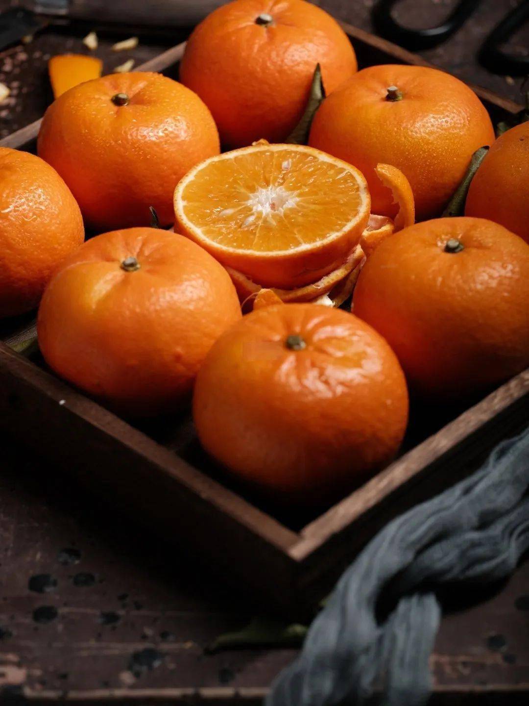 由"坦普尔"橘橙与"丹西"红橘的杂交种而来.