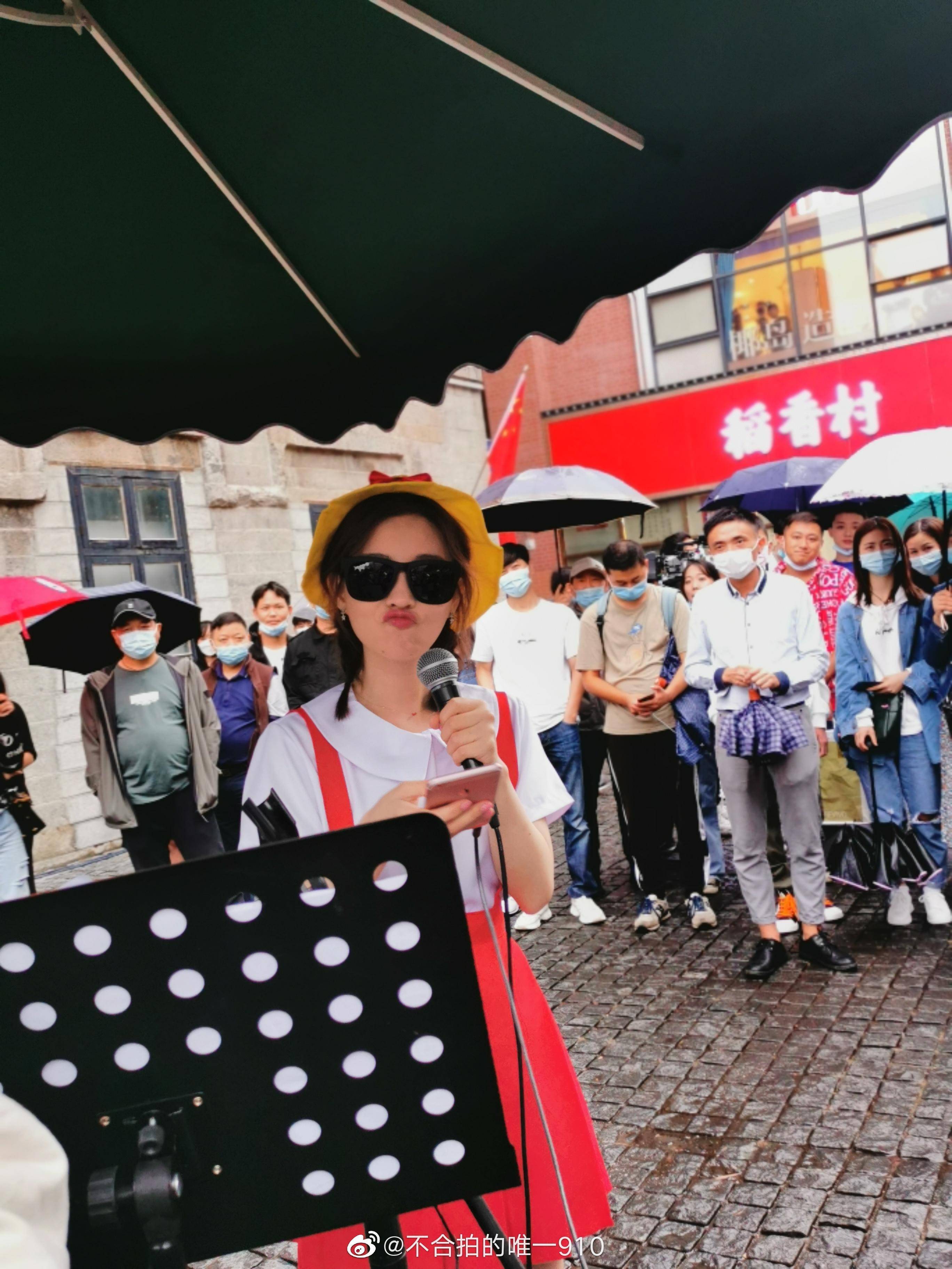 冯提莫收获奶奶粉几句歌直达老人内心紧缩眉头舒缓不少