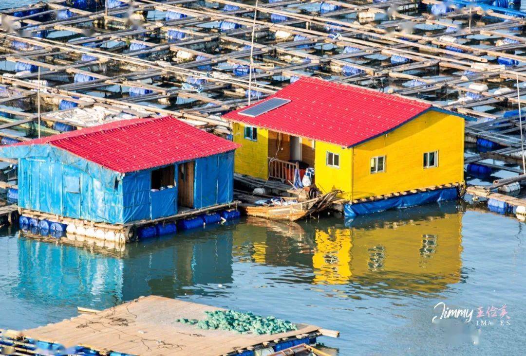 渔排,可以在其中系网进行水产养殖,也可以建起五彩斑斓的小房子供渔民