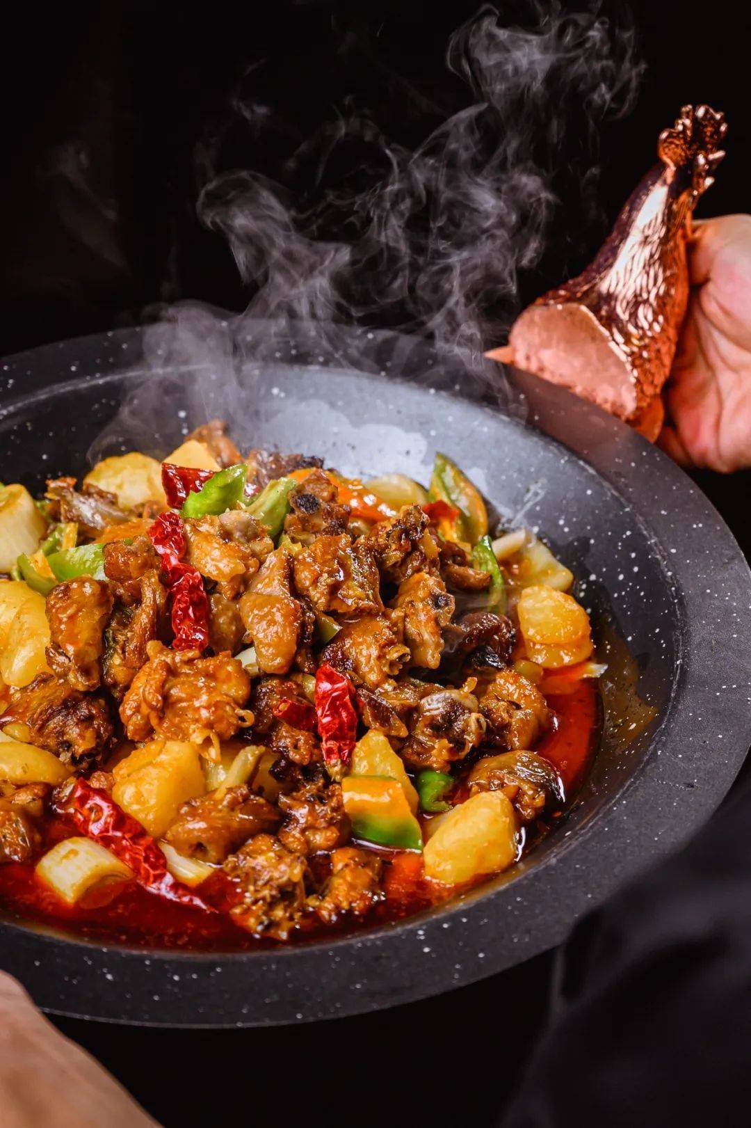 就连鸡都只选用新疆和田地区1700年历史的土著尼雅黑鸡,猛火爆炒锁住