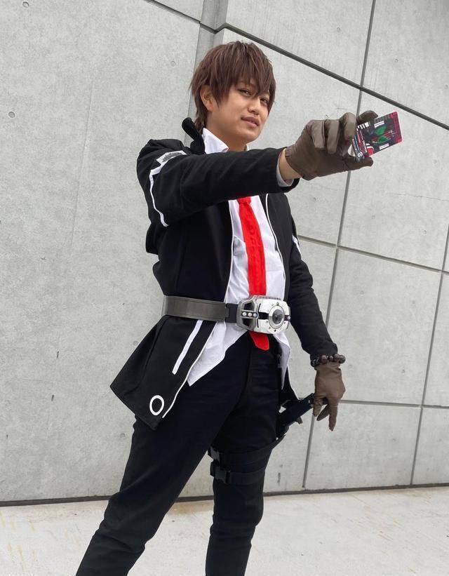 特摄跨年:艾斯人间体庆祝50周年,小明哥整活"我演我自己"_奥特曼_骑士