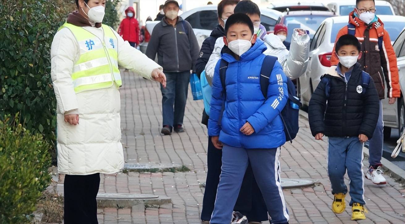 远没有成年人那么"硬实,而当"口罩"的放开,学生们回学校上学也成了更