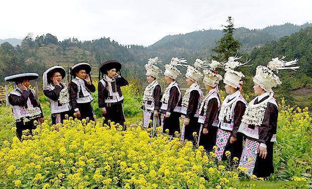 这里誉为最奢华的苗族,一套服饰价值十几万,盛装对歌闻名遐迩_草场_苗