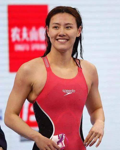 美女游泳刘湘图片