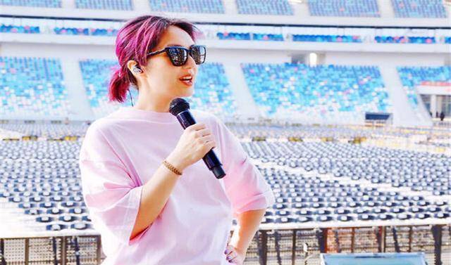 46岁杨千嬅身材大走样,变水桶腰大象腿,逛超市豪买千元进口水果