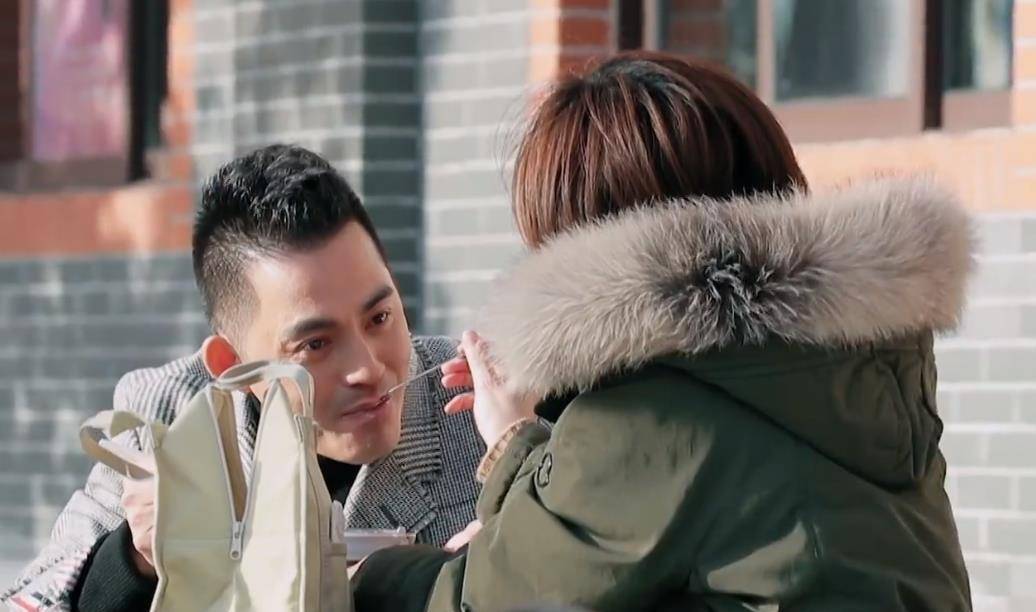 三十年第一次,50岁王琳为"追爱"陪小7岁的男友玩垂直过山车_王琳和