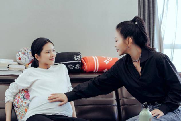 杜淳最好的朋友包文婧来家中拜访,孕期的王灿应对即将临产前,能看得出