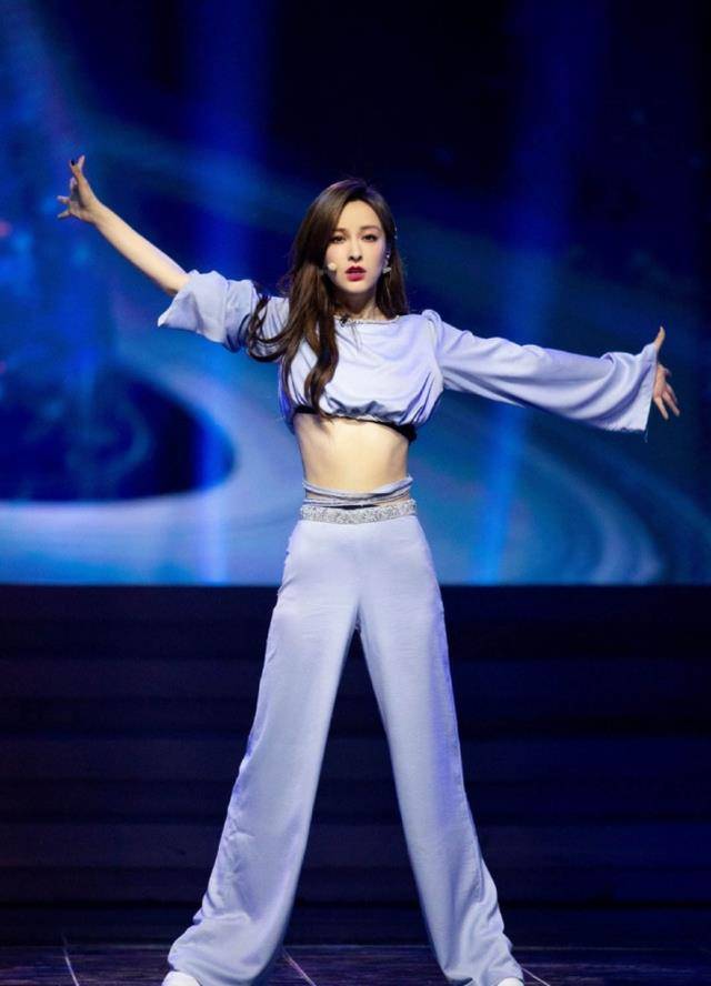 汪峰女儿小苹果跳热舞!