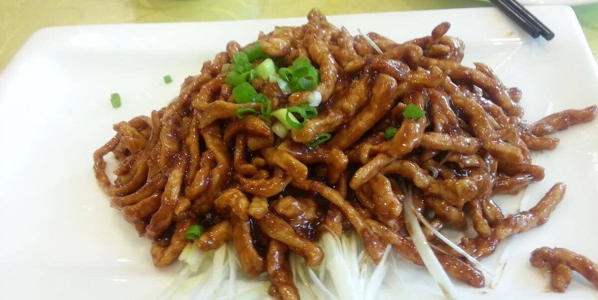 让人能连吃两碗米饭的江浙特色菜"钱江肉丝"咸鲜微辣,名不虚传_酱肉丝