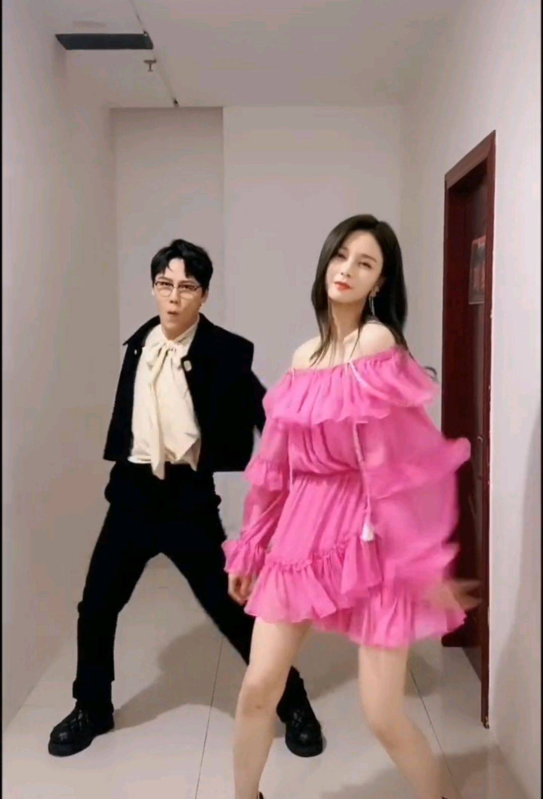 沈梦辰刘维后台贴身热舞!