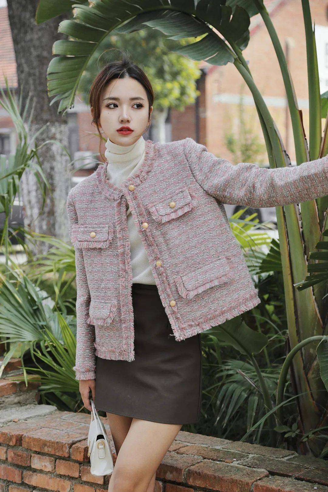 藕荷色小香风外套,只需一件简单的高领内搭与直筒裙,就能轻松营造初冬