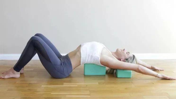 李孝利素颜秀瑜伽技能,超强柔韧性看呆众人,41岁魅力不减_锻炼_动作