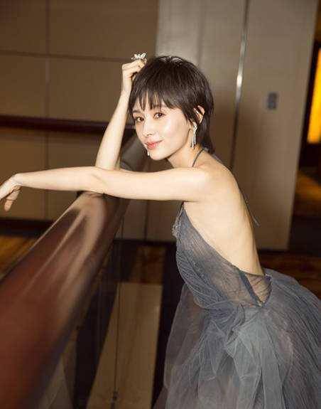 王子文到底有多瘦, 明明没穿多少却一丝不露, 太省布料了_身材_时尚