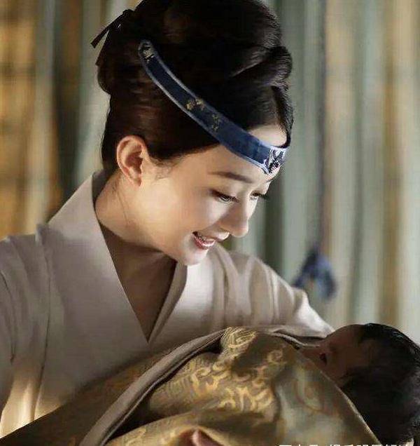 赵丽颖产子后,冯绍峰独自现身菜市场,买的食材成亮点_形象_当红_明星