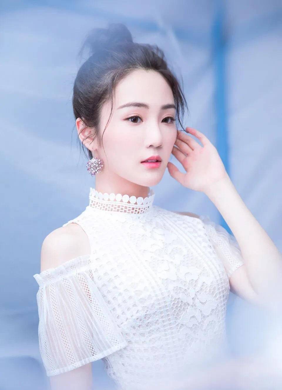 美丽大方的张可盈,竟然是张凯丽的女儿_万家_演技_幸运