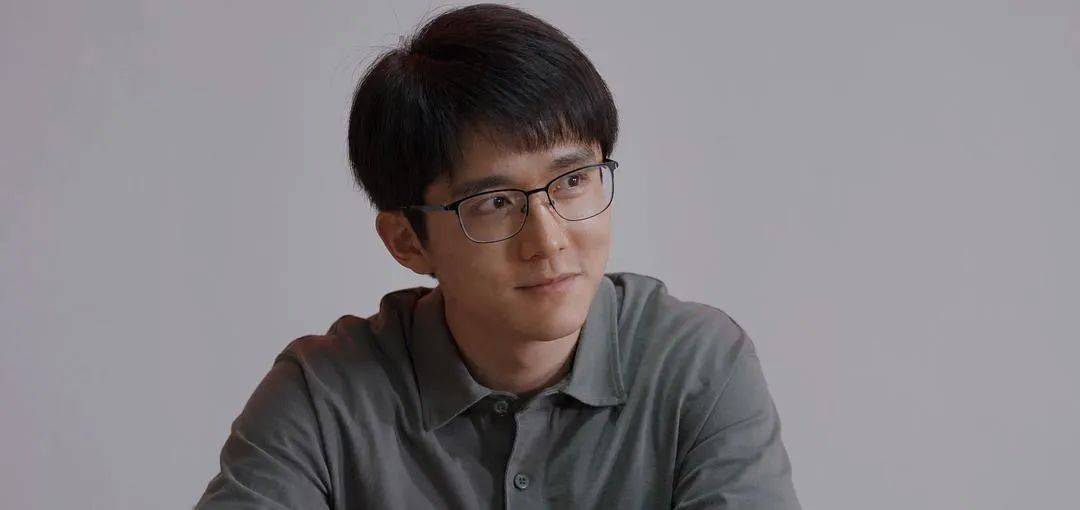 中的张新成,角色突破很大,眼镜细节看出用心_林志_梅晓歌_度数